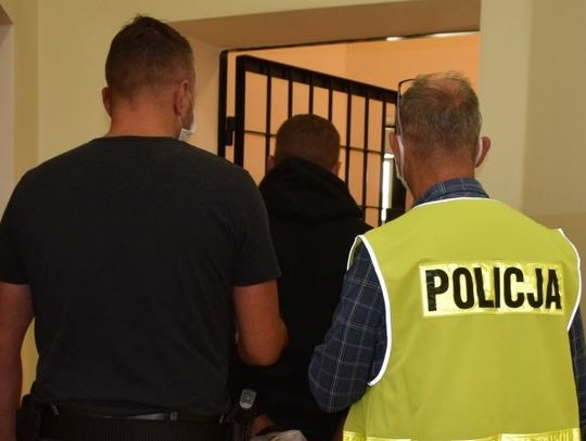 27-latek odpowie za znieważenie policjantów oraz wybicie szyby w radiowozie