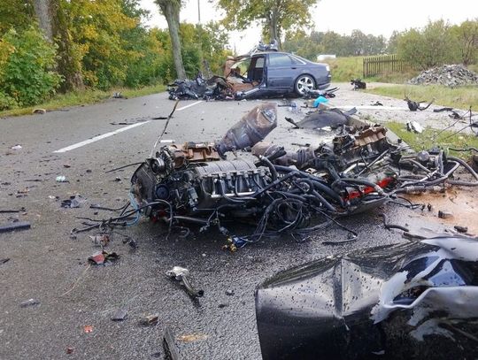 28-latek kierujący audi a8 uderzył w drzewo, 3 osoby zostały przewiezione do szpitala - okoliczności wypadku badają policjanci