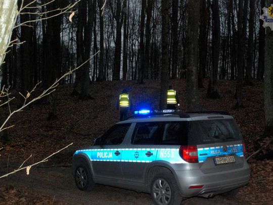 28-latek wyszedł z samochodu i zaginał. Poszukiwało go kilkunastu policjantów i strażaków.