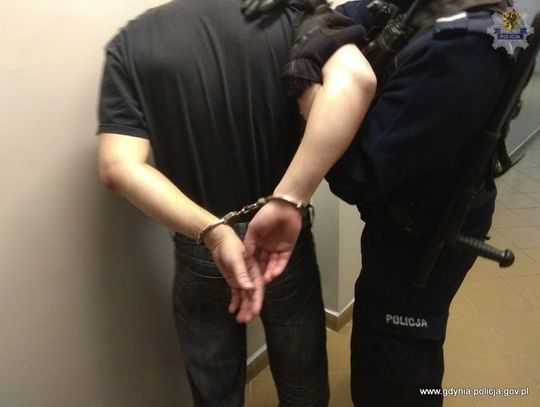 29-latek ugodzony nożem w brzuch w centrum miasta.