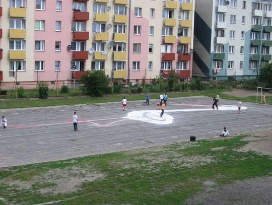30-metrowy bocian na szkolnym boisku!
