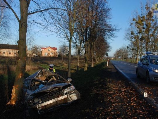 34-letnia kobieta uderzyła w drzewo