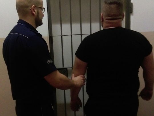 36-latek chciał przejechać policjantów. Przewoził w aucie warte 250.000 ...