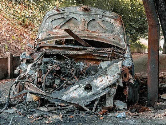 36-latek odpowie za podpalenie samochodu marki renault