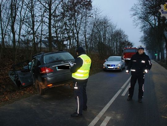 39-letnia kobieta wpadła w poślizg i uderzyła w drzewo