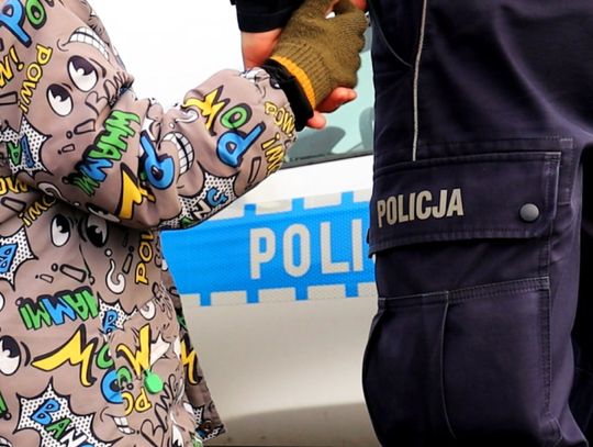 4-LATEK SZEDŁ SAMOTNIE PRZY RUCHLIWEJ JEZDNI