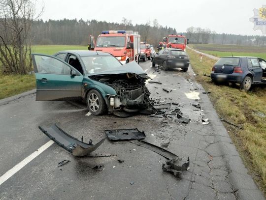 40-latka chciała wyprzedzać. Uszkodzone trzy auta, pięć osób rannych.
