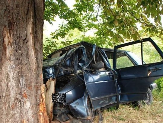 41-LATEK UDERZYŁ AUTEM W DRZEWO, ZGINĄŁ NA MIEJSCU