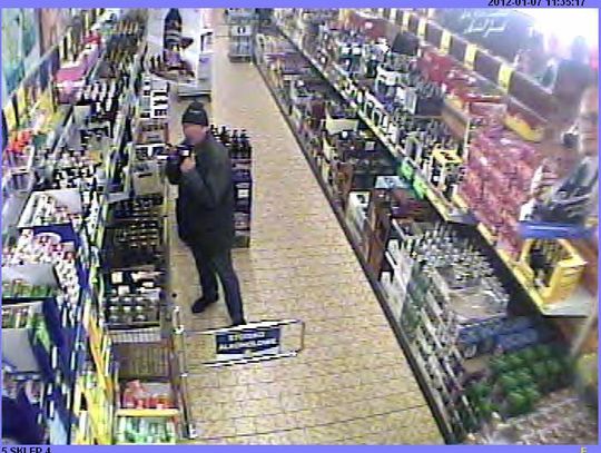 50 butelek Jacka Danielsa pod kurtką - w oku "niewidzialnego brata"