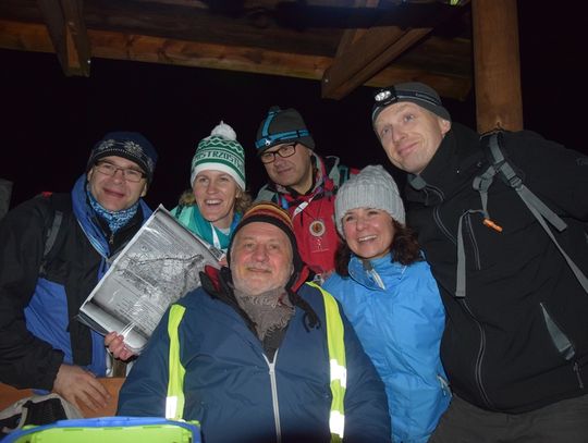 500 osób zjechało w nocy do Swarożyna. Ruszyli w las...