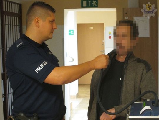 60-latek jechał skuterem do pracy. Przewrócił się, miał 2 promile.