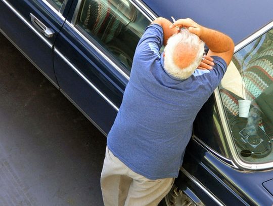 60-latek staranował 6 samochodów