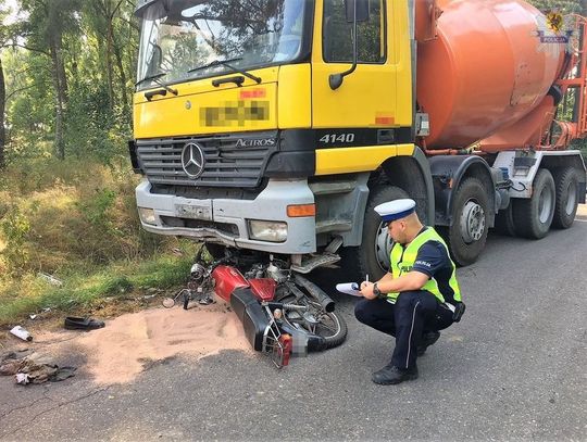 68-letni kierowca motoroweru wjechał pod ciężarówkę. Zginął na miejscu, pasażerka w ciężkim stanie.