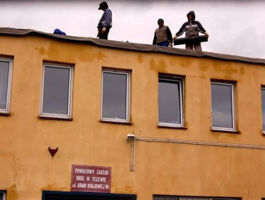70 m kw. pokrycia dachu Powiatowego Zarządu Dróg w Tczewie uległo zniszczeniu. Dokumenty i komputery - zabezpieczone
