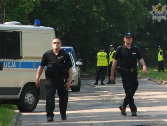 82-letni mężczyzna w bagnie - wycieńczony i wyziębiony, ledwo trzymał się gałęzi