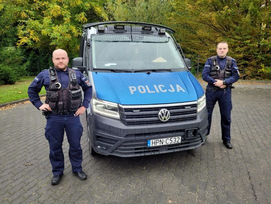 82 letnia kobieta pojechała rowerem na grzyby i zabłądziła. Wychłodzoną znaleźli w nocy policjanci