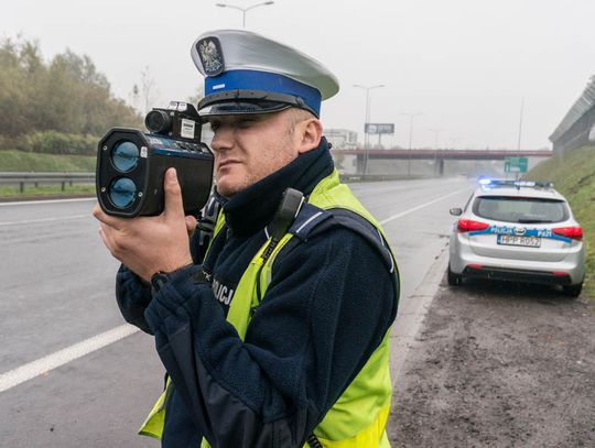 85-latek ukarany mandatem w wysokości 2000 zł za przekroczenie prędkości w terenie zabudowanym o 61 km/h. Nie lekceważmy przepisów!