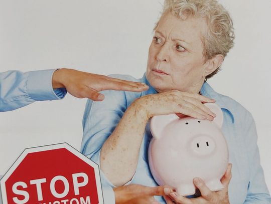 86-latek wyrzucił przez balkon pieniądze, które zabrali oszuści