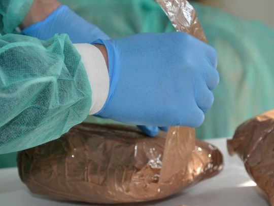 9 kg marihuany w garażu, przemytnicza skrytka w samochodzie