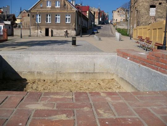 A mogły być nenufary... Była sadzawka, teraz będzie fontanna?