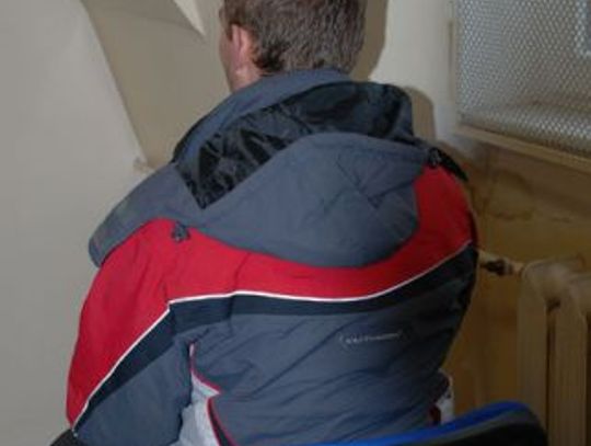 ABSOLWENT POWRÓCIŁ DO SZKOŁY, BY WYBIĆ SZEŚĆ SZYB