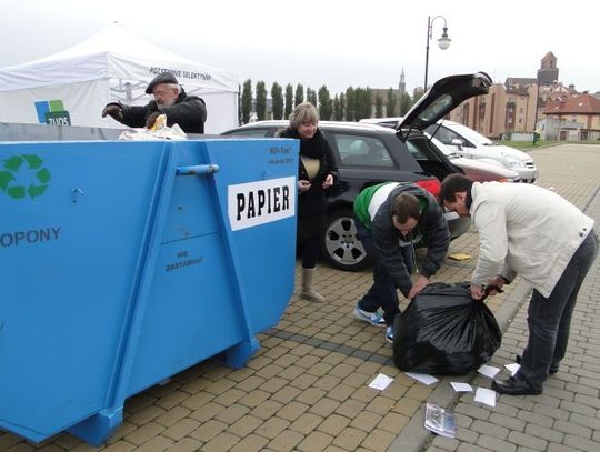 Akcja „Drzewko za…” – zebrano 300 kg plastiku i 5000 kg elektrośmieci!