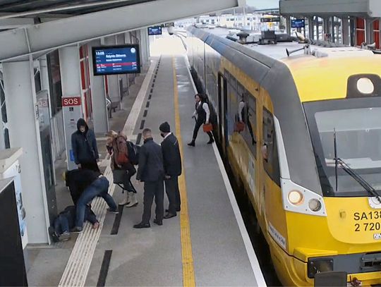Akcja ratunkowa na peronie. Pasażer i kierownik pociągu linii PKM uratowali pasażera 