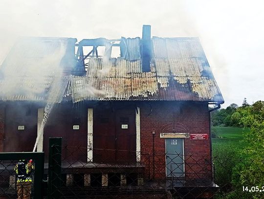 AKTUALIZACJA I ZDJĘCIA !! Wybuchł ogień w zabytkowej przepompowni (śluzy) w Rybakach