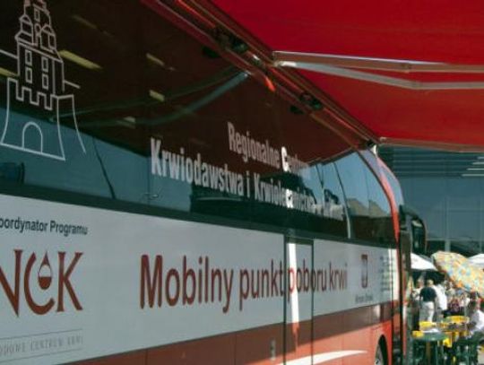 Ambulans czeka na krwiodawców