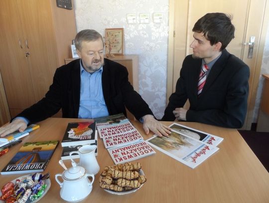 Andrzej Grzyb przekazał czasopisma do bilioteki 