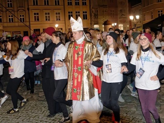 Anioły i święci na ulicach Tczewa! Rozśpiewany korowód ruszył spod galerii