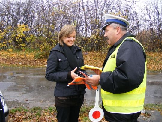 Apel do pieszych: nośmy odblaski!