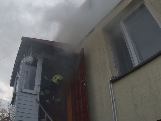 APEL O STROŹNOŚĆ. Pożar budynku w Monasterzysku. Płonące sadze w kominie i wysypane produkty rolnicze na szosie. KRONIKA STRAŻACKA 8-18.11.2021