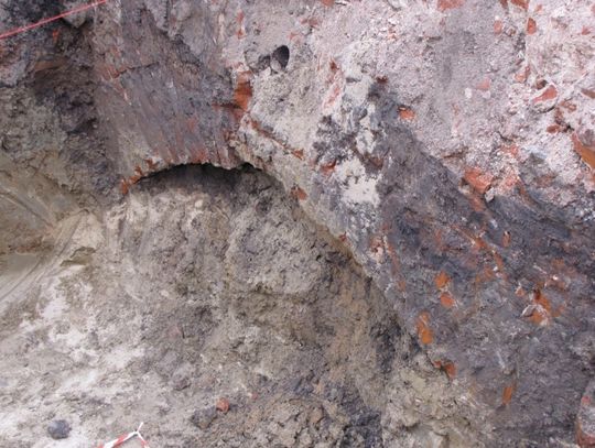 Archeologiczne odkrycie podczas budowy fontanny. Czy to dawny ratusz? 
