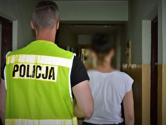 Areszt dla 20-latków, którzy okradali sklep. Mężczyzna odpowie też za pobicie i kradzież hulajnóg 