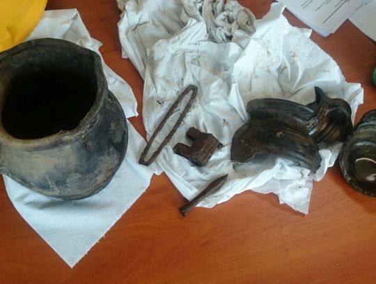 Artefakty na terenie ZUOK - znaleźli wczesnośredniowieczne naczynia, kłódki oraz krzesiwa