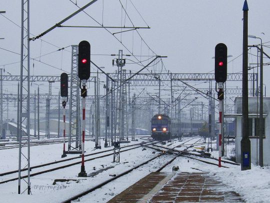 Atak zimy. Spore opóźnienia pociągów. Jeden zepsuł się w Miłobądzu