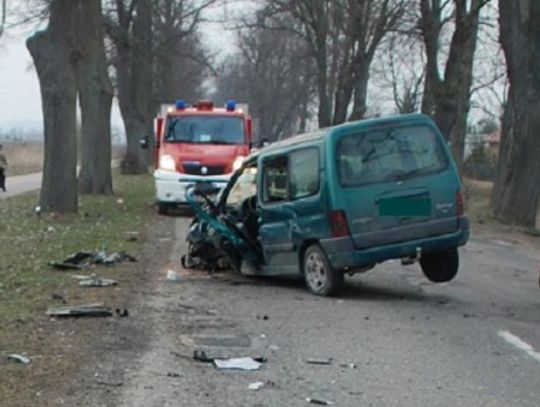 Audi w rowie, kobieta jest ranna