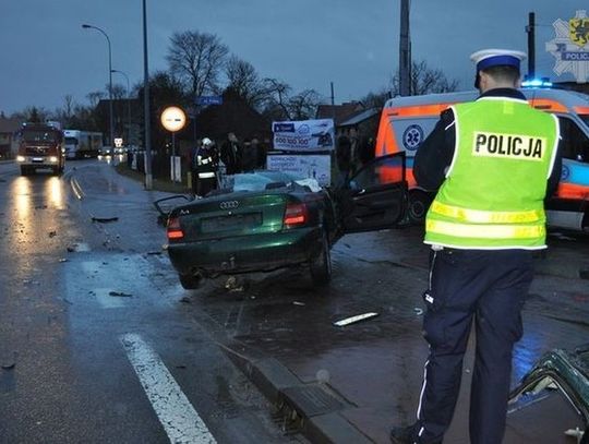 Audi zderzyło się z ciężarówką w Różynach