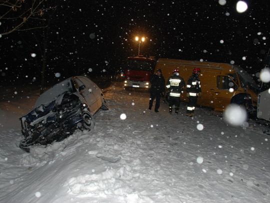 Auta w poślizgu - dwie osoby w szpitalu
