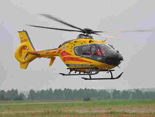 Auto dachowało na autostradzie. Interwencja śmigłowca medycznego