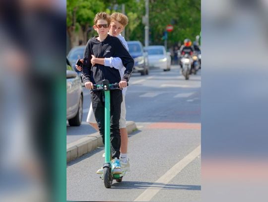 Auto osobowe zderzyło się z hulajnoga elektryczną na skrzyżowaniu