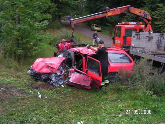 Auto uderzyło w autobus-tragedia pięciu osób