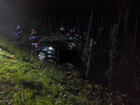 Auto wjechało do rowu! Kierowca uwięziony w pojeździe