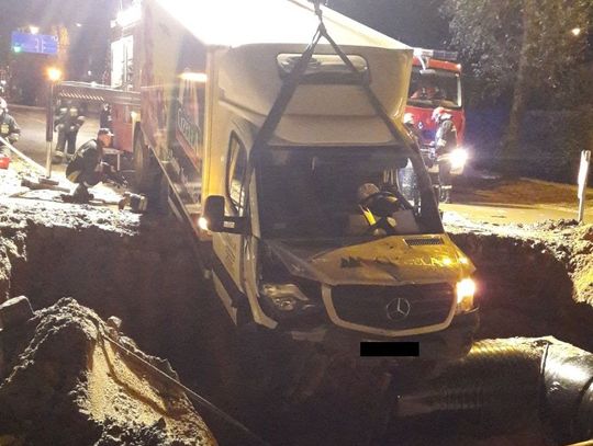 Auto wpadło do wykopu