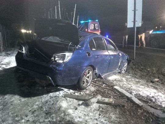 Auto wypadło z drogi i uderzyło w ogrodzenie. Na "jedynce" obowiązywał ruch wahadłowy