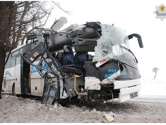 Autobus PKS uderzył w drzewo
