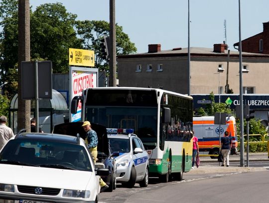 Autobus zderzył się z osobówką na ul. Nowowiejskiej