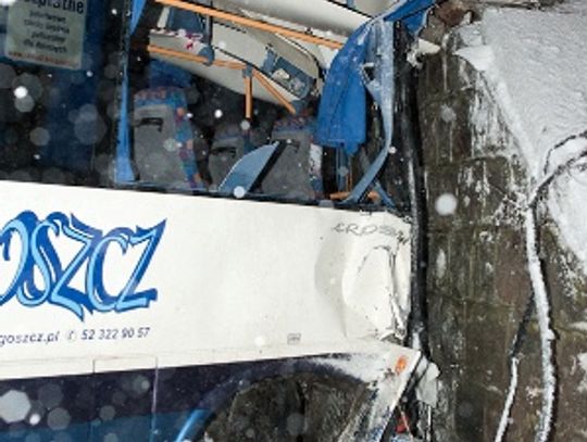 Autobusem w wiadukt, trzy osoby są ranne