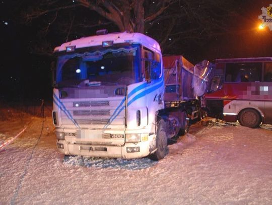 Autokar z dziećmi na zaśnieżonej drodze zderzył się z ciężarówką